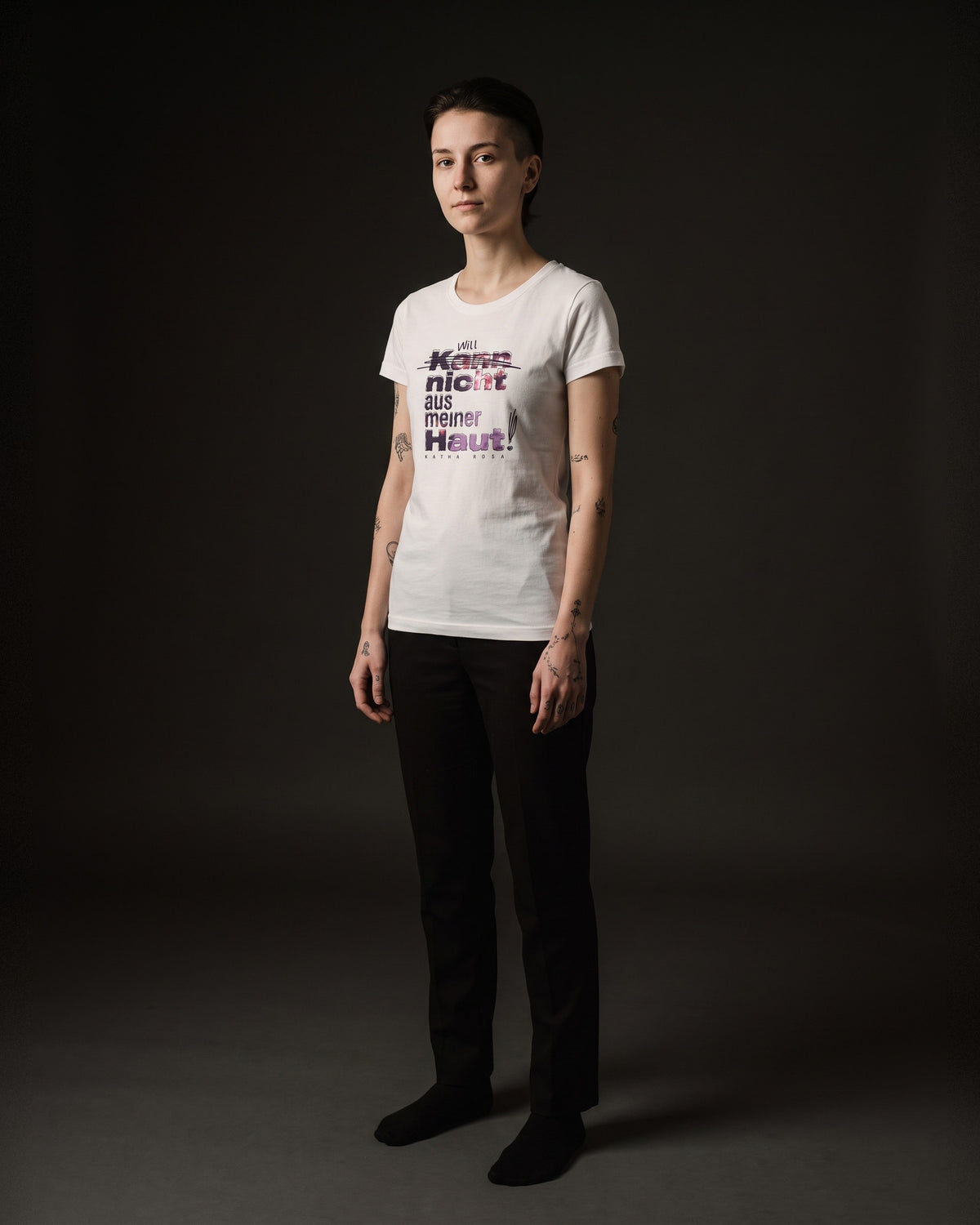 Person mit Undercut im weißen Kann nicht aus meiner Haut T-Shirt tailliert