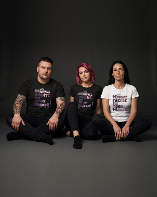 Drei Menschen sitzen im Studio in schwarzen und weißen Kann nicht aus meiner Haut T-Shirts