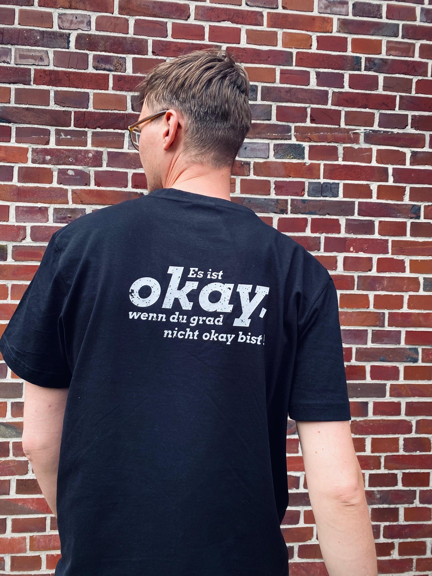 „Es ist okay“ T-Shirt – Katha Rosa x Lukas Linder