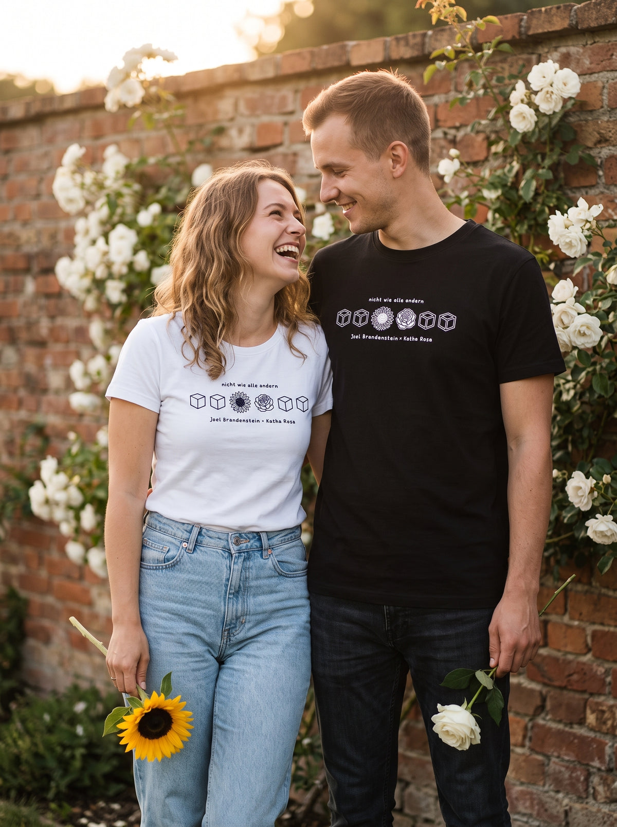 Lachendes Paar vor Rosenwand in weißem und schwarzem Nicht wie alle andern Icons T-Shirt