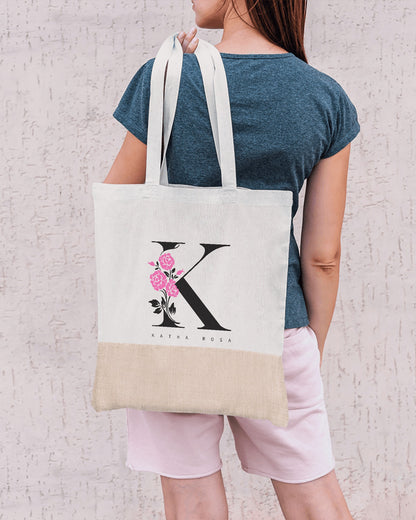 Katha Rosa Jutebeutel mit K-Logo über der Schulter getragen