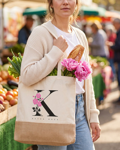 Katha Rosa Jutebeutel mit K-Logo auf dem Wochenmarkt, gefüllt mit Baguette und Pfingstrosen