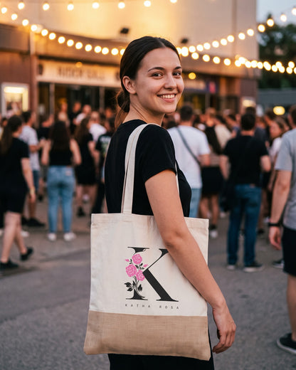 Katha Rosa Jutebeutel mit K-Logo über der Schulter vor einem Konzert