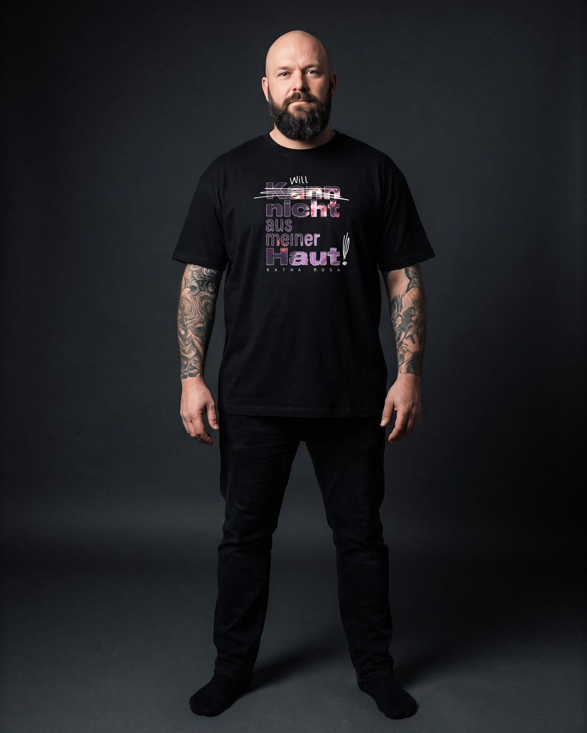 Mann mit Bart und tätowierten Armen im schwarzen Kann nicht aus meiner Haut T-Shirt Unisex