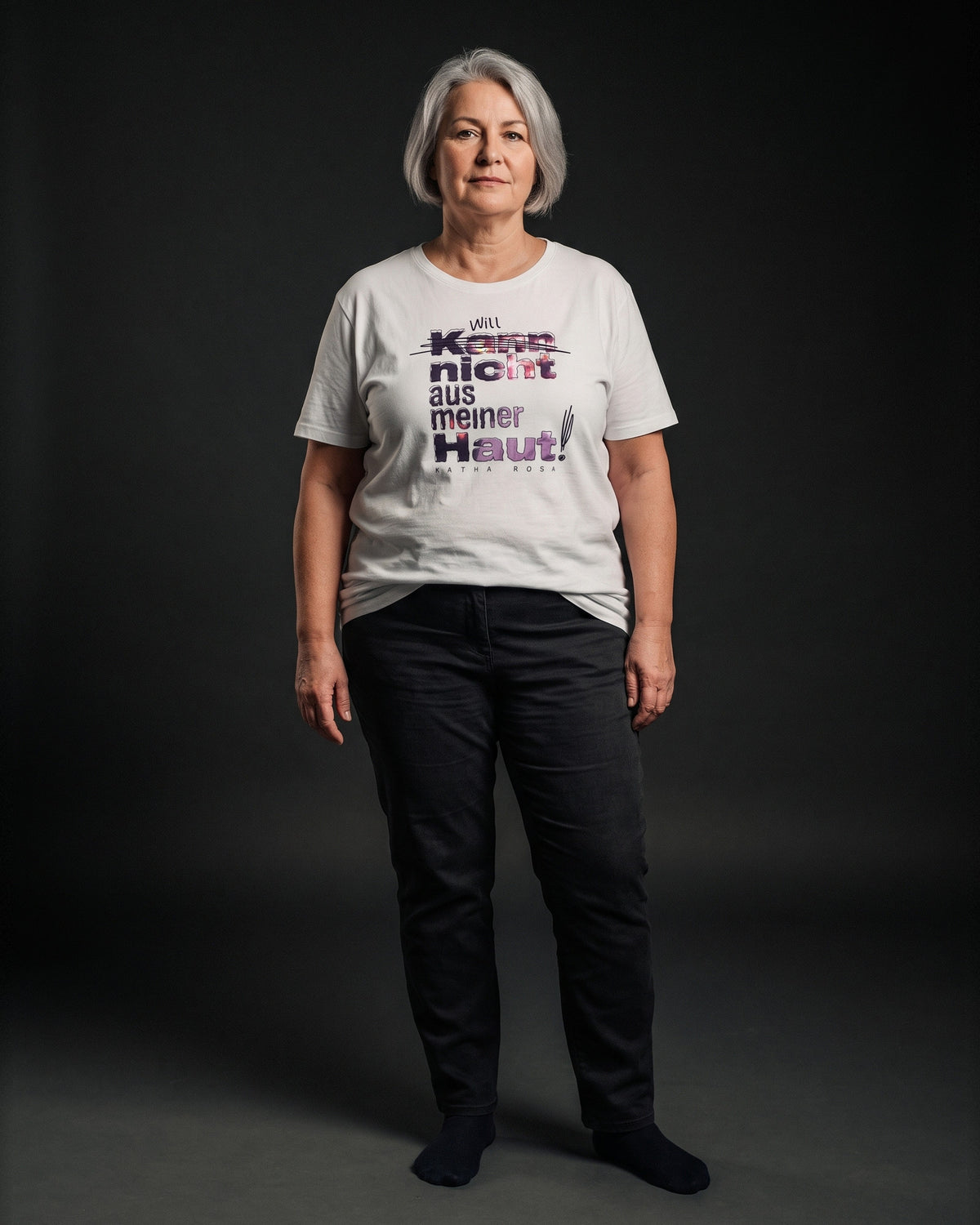 Frau mit grauen Haaren im weißen Kann nicht aus meiner Haut T-Shirt Unisex