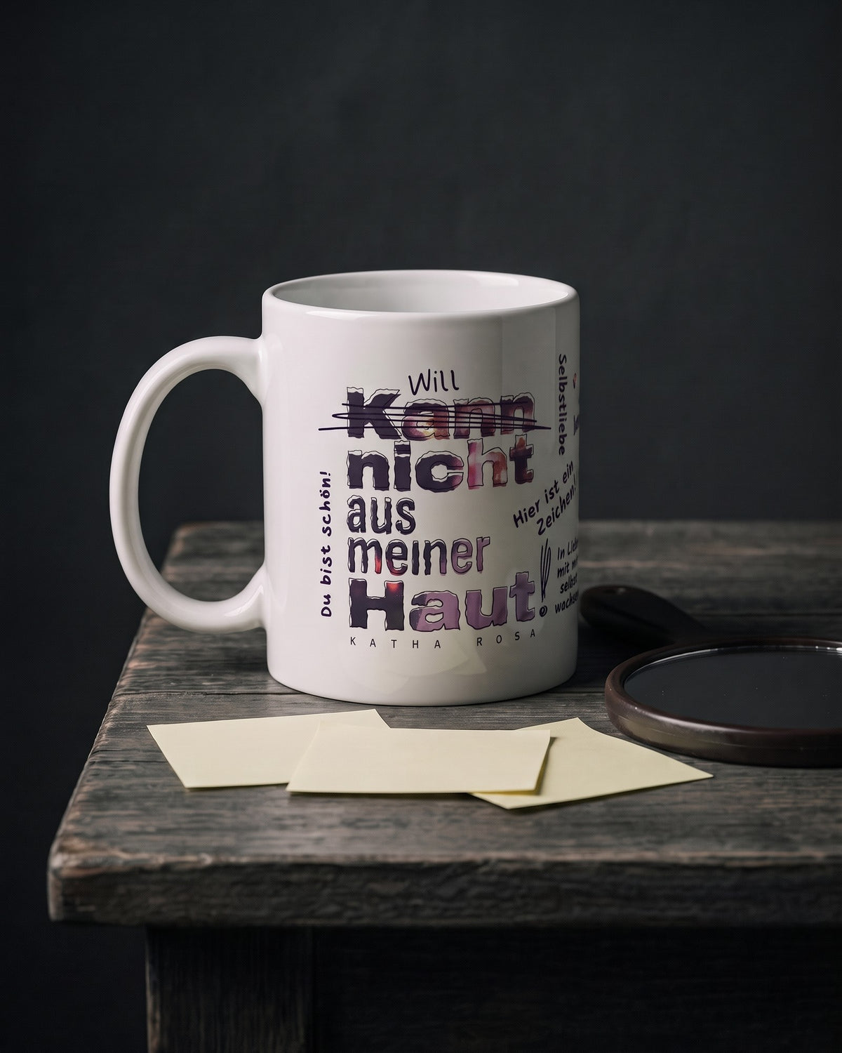 Kann nicht aus meiner Haut Tasse auf einem Holztisch neben Spiegel und Notizzetteln