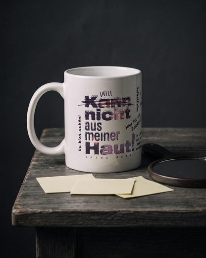 Kann nicht aus meiner Haut Tasse auf einem Holztisch neben Spiegel und Notizzetteln